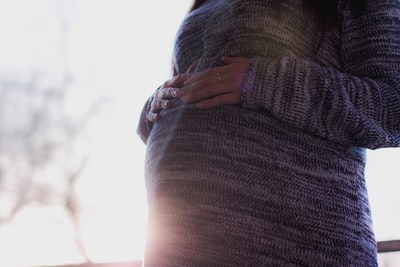 白天抱着婚前肚子的女人